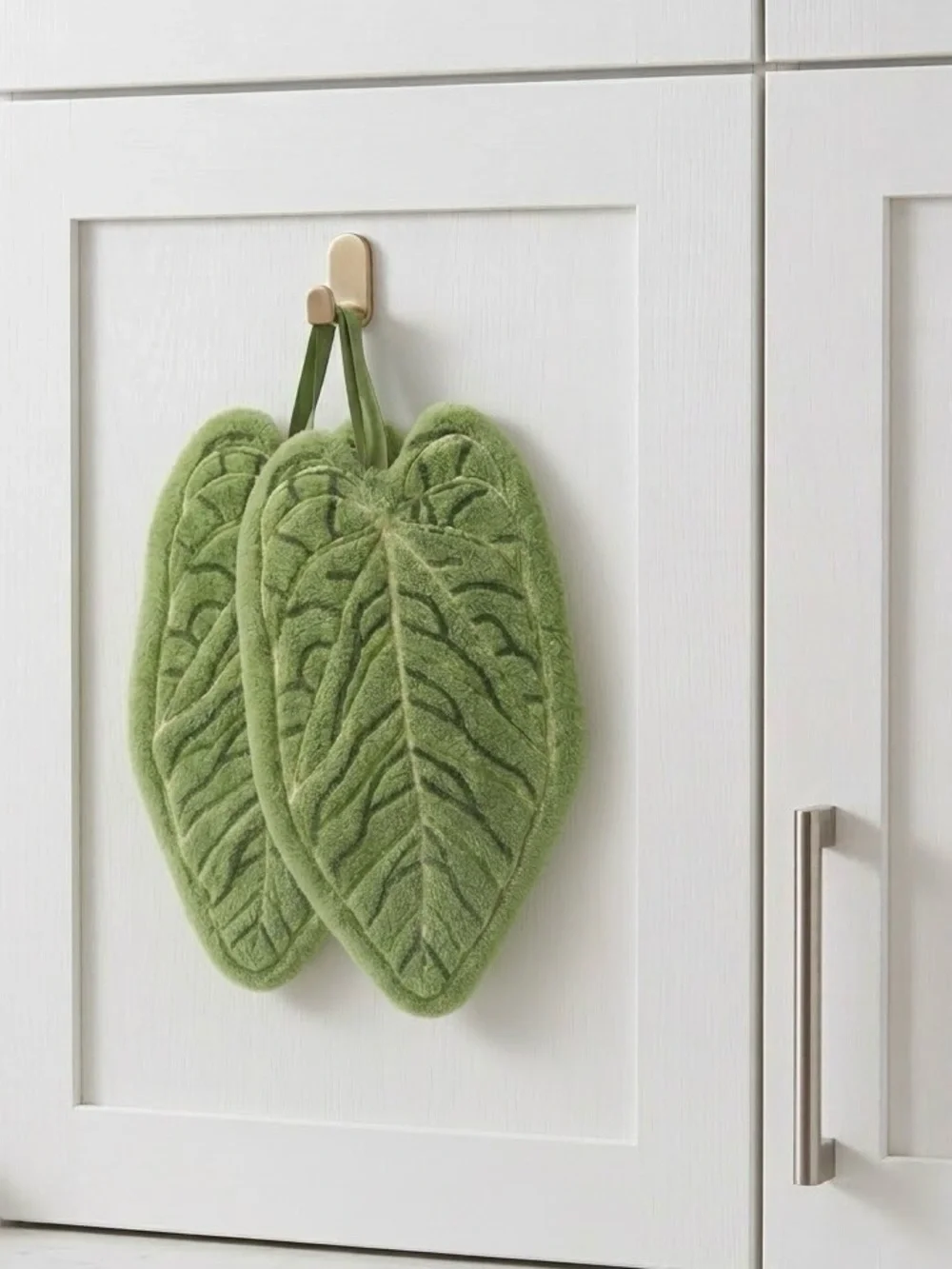 NWT Leaf-Shaped Fleece Hand Towel Set